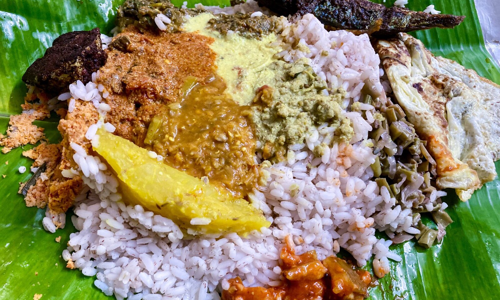 Vazhayila Pothichoru and Fish Fry from Sree Vinayaka