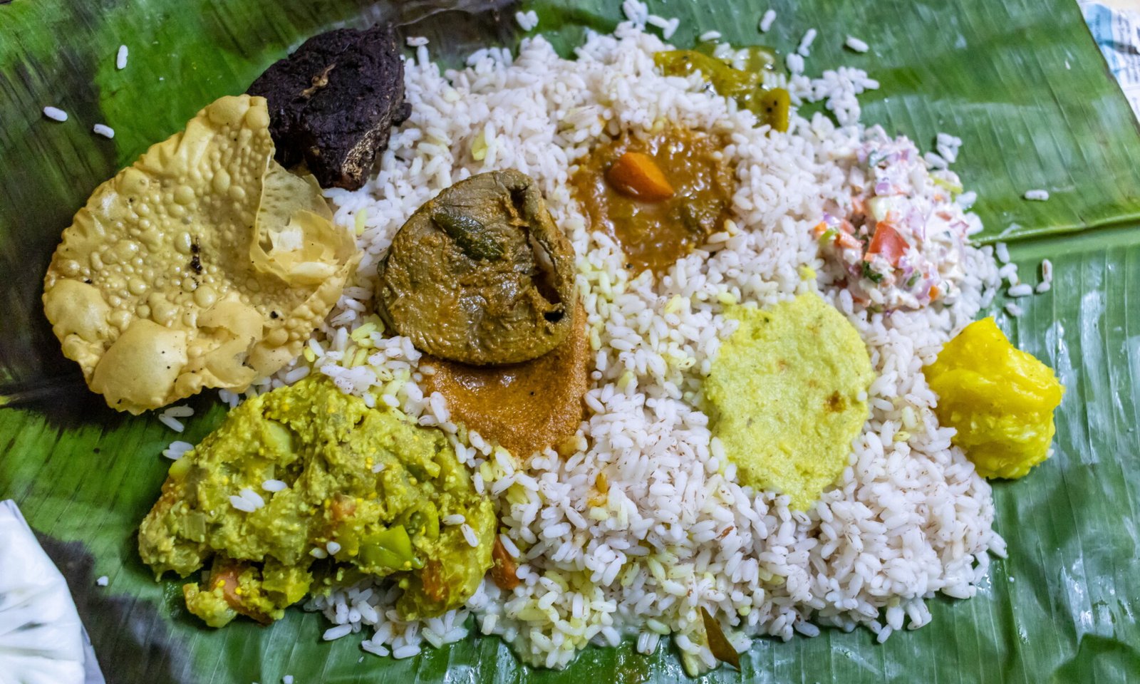 Ilayil Oonu with Fish Curry and Fish Fry